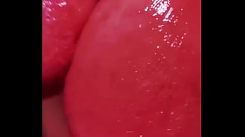 Dando aquela lambida pra ficar bem molhada