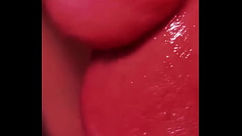 Dando aquela lambida pra ficar bem molhada