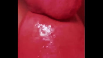 Dando aquela lambida pra ficar bem molhada