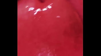 Dando aquela lambida pra ficar bem molhada