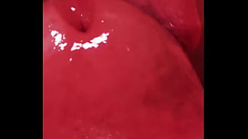 Dando aquela lambida pra ficar bem molhada