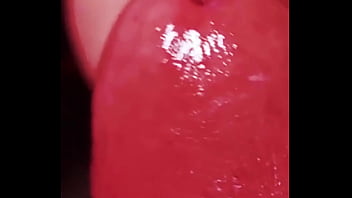 Dando aquela lambida pra ficar bem molhada