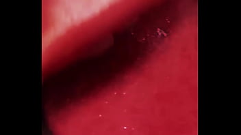 Dando aquela lambida pra ficar bem molhada