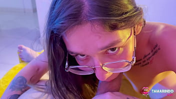 Le saco los mocos a una nerd de la escuela