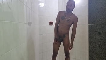 Metidinha de baixo do chuveiro com a pretinha tesuda