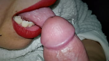 Mamada con labios rojos