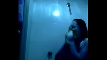 Ma luisa ayala bañándose para jugar con su consolador negro Ma luisa ayala bañándose para jugar con su consolador negro