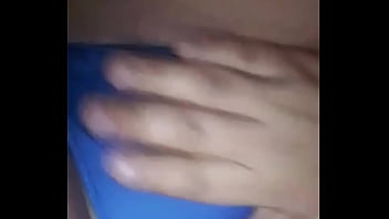 Safada gosta de fazer xixi na calcinha