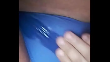 Safada gosta de fazer xixi na calcinha