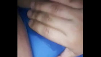 Safada gosta de fazer xixi na calcinha