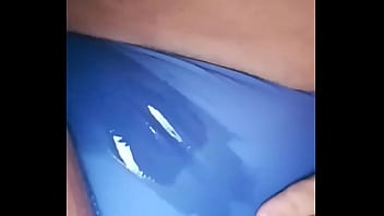 Safada gosta de fazer xixi na calcinha