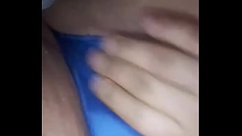 Safada gosta de fazer xixi na calcinha