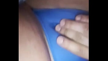 Safada gosta de fazer xixi na calcinha