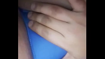 Safada gosta de fazer xixi na calcinha