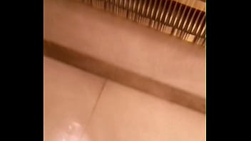 En vacances j'ai retiré ma petite culotte au toilette j'ai fait ma soirée