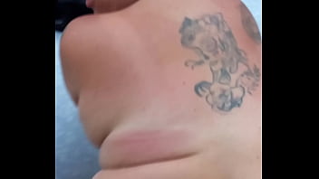 Mi amigo me da órdenes de cómo tocarme y me termina rompiendo la colita en el patio de su casa