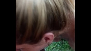 Mi amigo me da órdenes de cómo tocarme y me termina rompiendo la colita en el patio de su casa