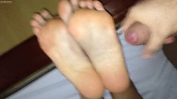 Gozando nas solas n 40 de uma garota do tinder