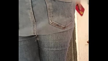 Hermosa latina a culo abierto la graban mientras orina su cuñado fue muy astuto para esconder la camara