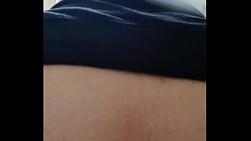 Hermosa latina a culo abierto la graban mientras orina su cuñado fue muy astuto para esconder la camara