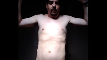 Homem sem camisa se mostrando