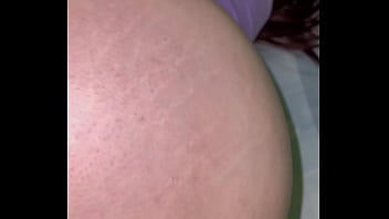 Folla a su rica hermanastra culona con los jeans puestos hasta que deja su ano abierto y lleno de semen