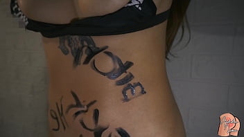 Puta sumisa es follada fuertemente mientras pide que le den mas leche