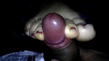 Hermosa acabada con los pies de mi mujer