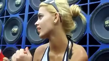 Latina blonde girl shaking ass to crowd