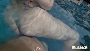 Atriz ninfomaniaca fudendo na piscina com ator no intervalo de gravação