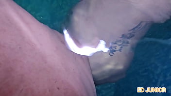 Atriz ninfomaniaca fudendo na piscina com ator no intervalo de gravação