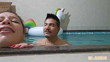 Atriz ninfomaniaca fudendo na piscina com ator no intervalo de gravação