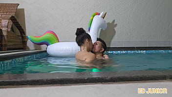 Atriz ninfomaniaca fudendo na piscina com ator no intervalo de gravação