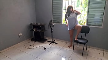 Peguei meu vizinho me olhando e dei um show brincando com a minha buceta