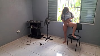 Peguei meu vizinho me olhando e dei um show brincando com a minha buceta