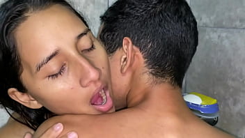 Me follo a esa rica puta y me corro dentro de su coño