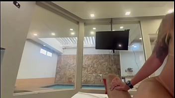 Surra de buceta cavalgando no corno safado