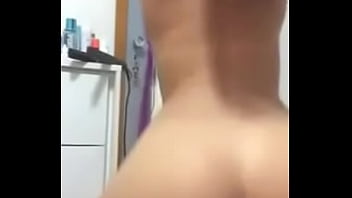 Latina shaking her ass