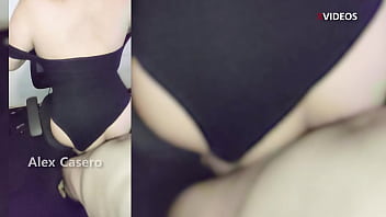 Encuentro a mi hermanastra en plena transmisiòn y me uno para follarla en vivo