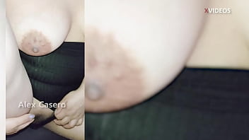 Encuentro a mi hermanastra en plena transmisiòn y me uno para follarla en vivo