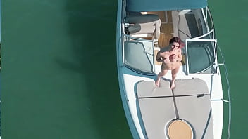 Drone flagra casal em sexo na lancha em alto mar