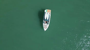 Drone flagra casal em sexo na lancha em alto mar