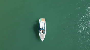 Drone flagra casal em sexo na lancha em alto mar