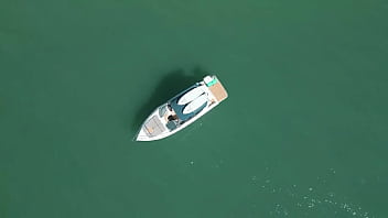 Drone flagra casal em sexo na lancha em alto mar