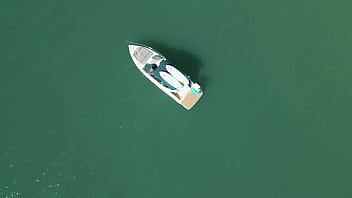 Drone flagra casal em sexo na lancha em alto mar