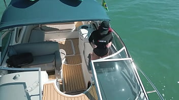 Drone flagra casal em sexo na lancha em alto mar