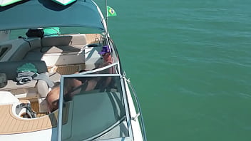Drone flagra casal em sexo na lancha em alto mar
