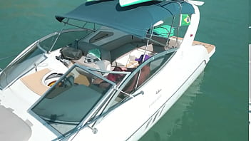 Drone flagra casal em sexo na lancha em alto mar