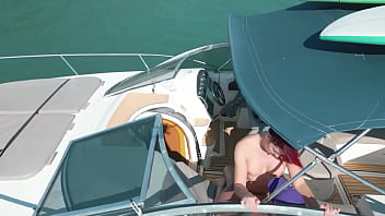 Drone flagra casal em sexo na lancha em alto mar