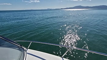 Drone flagra casal em sexo na lancha em alto mar